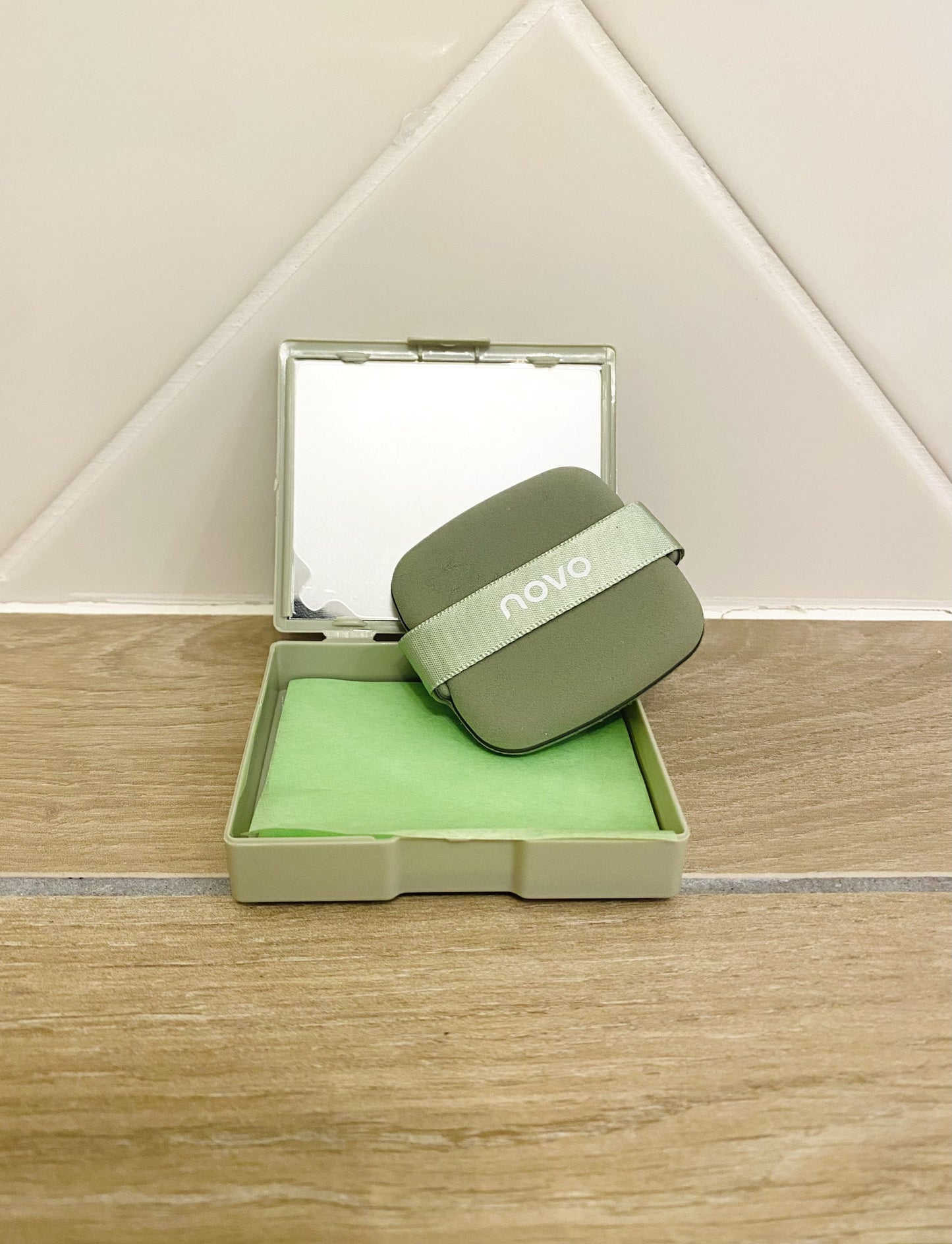 Boîte matifiante 2-en-1 : 100 papiers absorbants + miroir