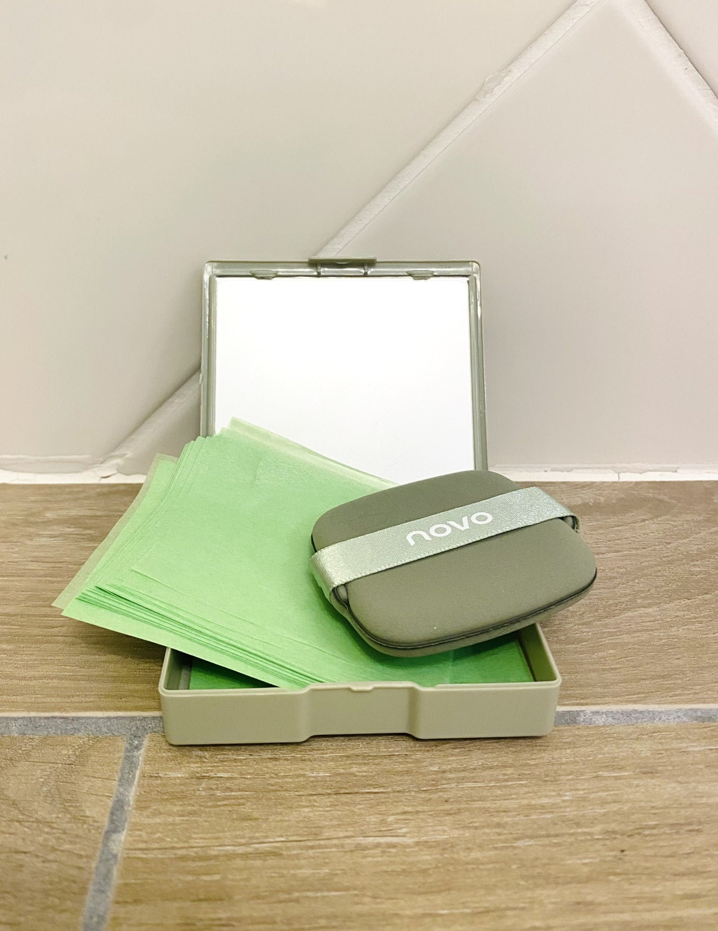 Boîte matifiante 2-en-1 : 100 papiers absorbants + miroir