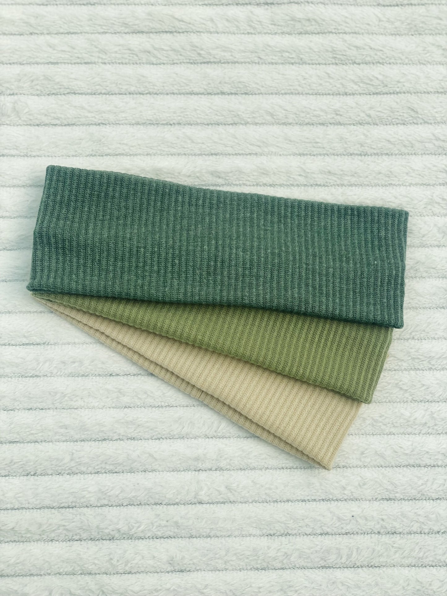 Lot de 3 serre-têtes côtelés – Vert Matcha et Beige – 7 cm x 18,5 cm