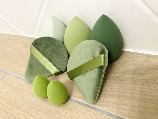 Ensemble houppettes & beauty blenders verts – Matcha Vibes