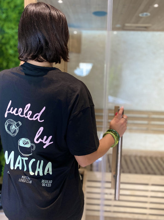 T-shirt noir “Fueled by Matcha”  – Col rond