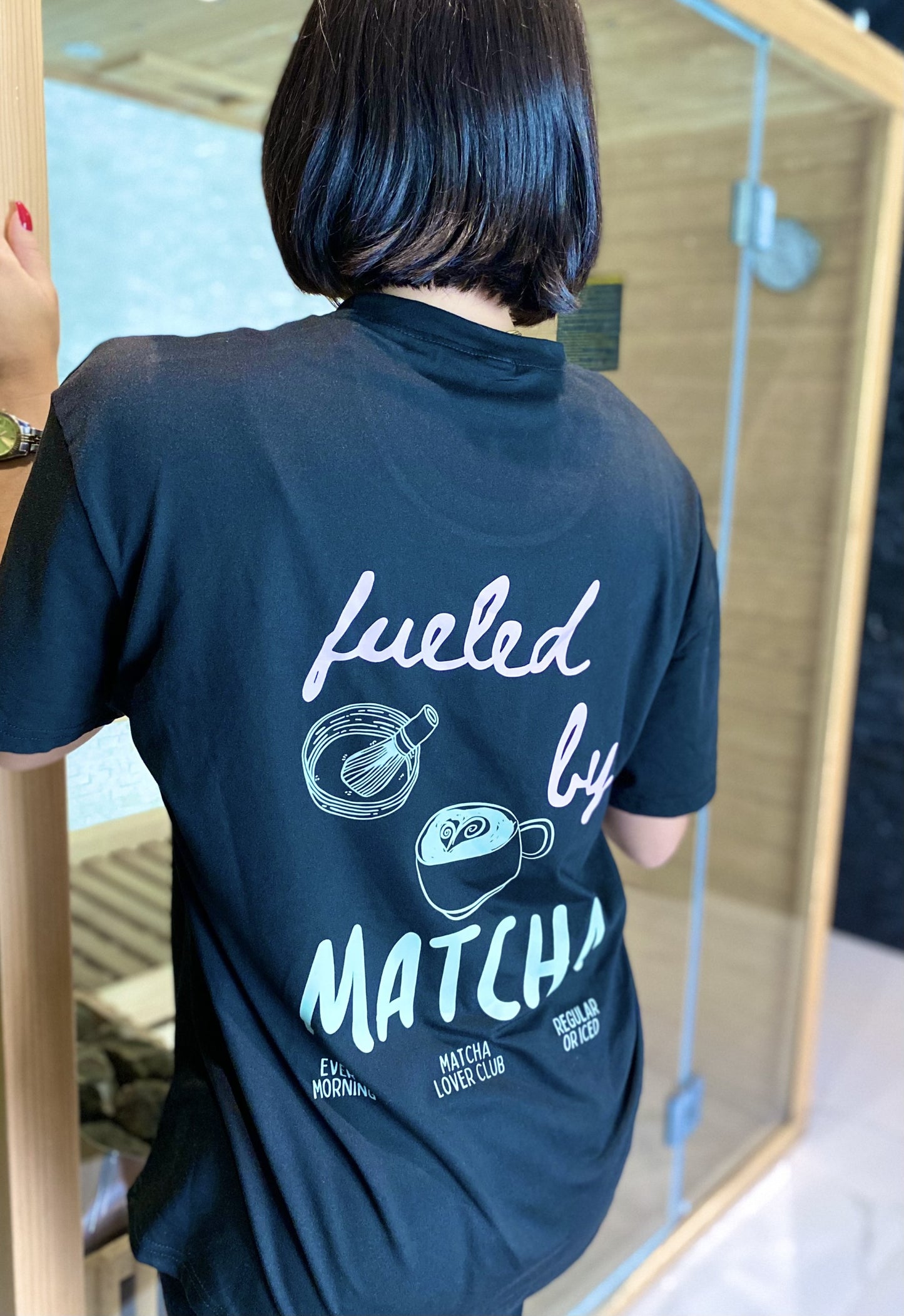 T-shirt noir “Fueled by Matcha”  – Col rond