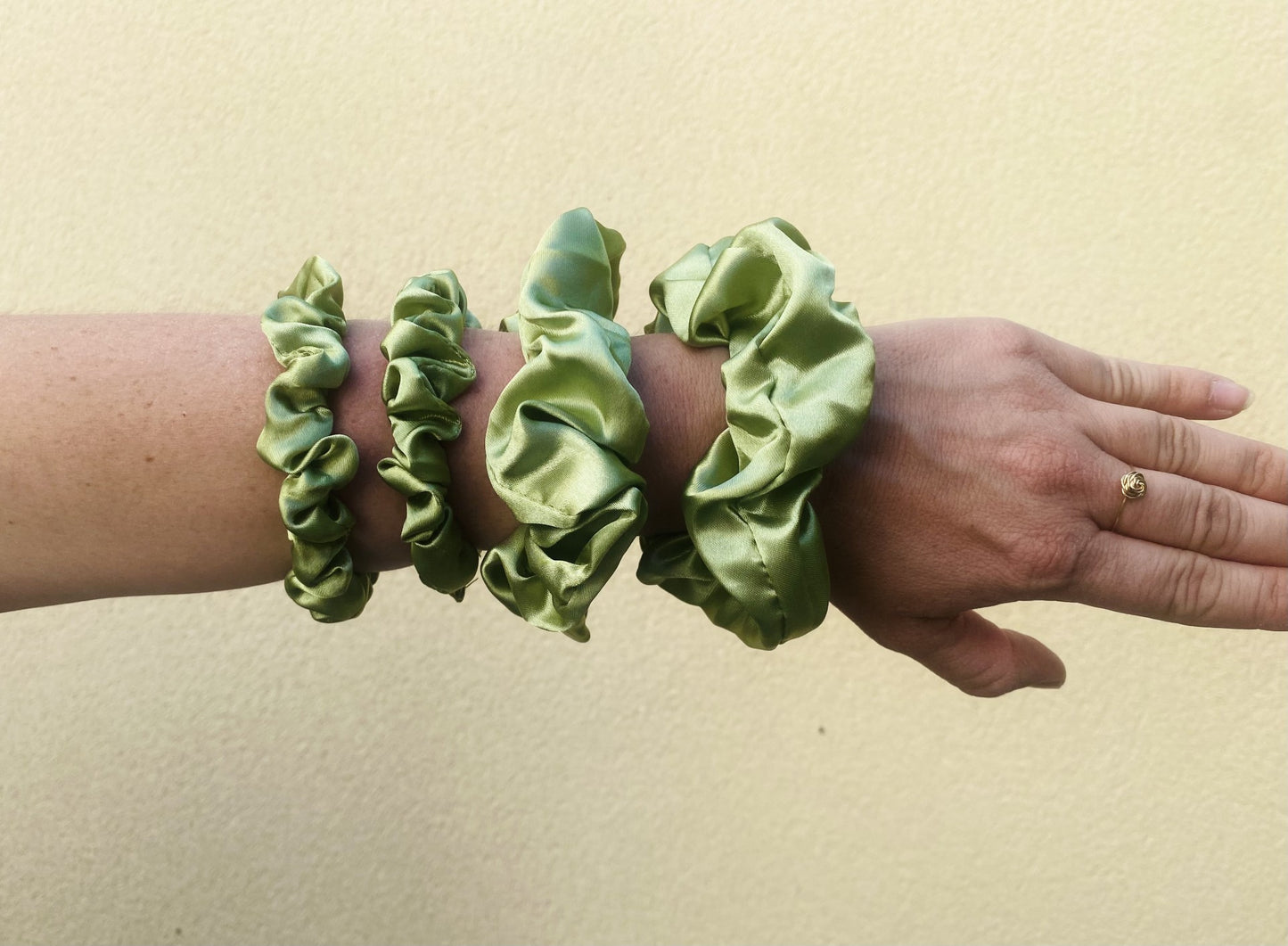 Lot de 4 chouchous en satin vert matcha – Différentes tailles
