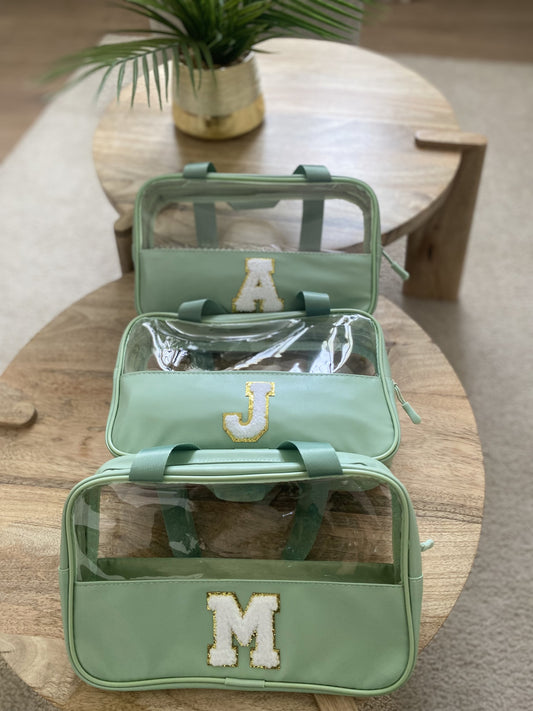 Trousse transparente personnalisée (Vert Matcha) – Lettre moumoute