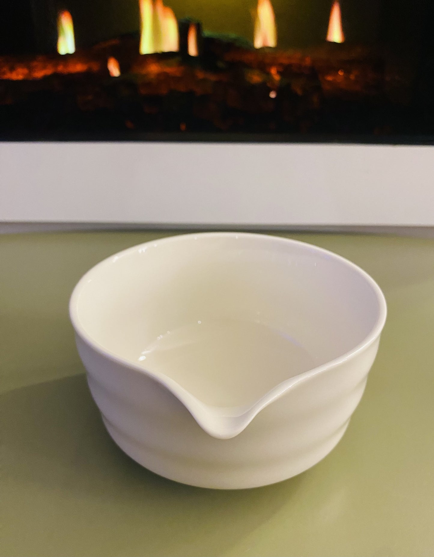 Bol à matcha blanc avec bec verseur – 450 ml