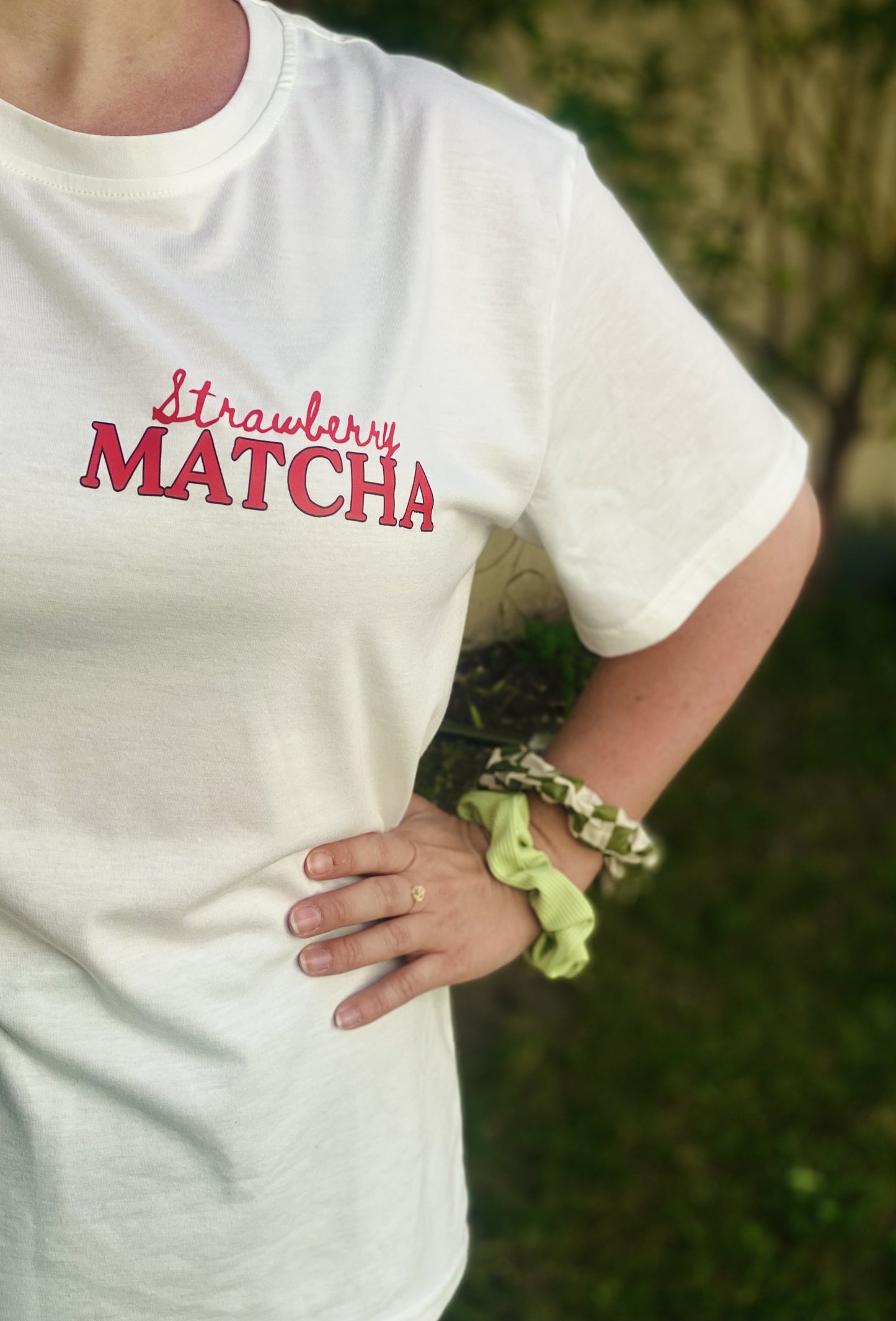T-shirt blanc “Strawberry Matcha”  – Col rond