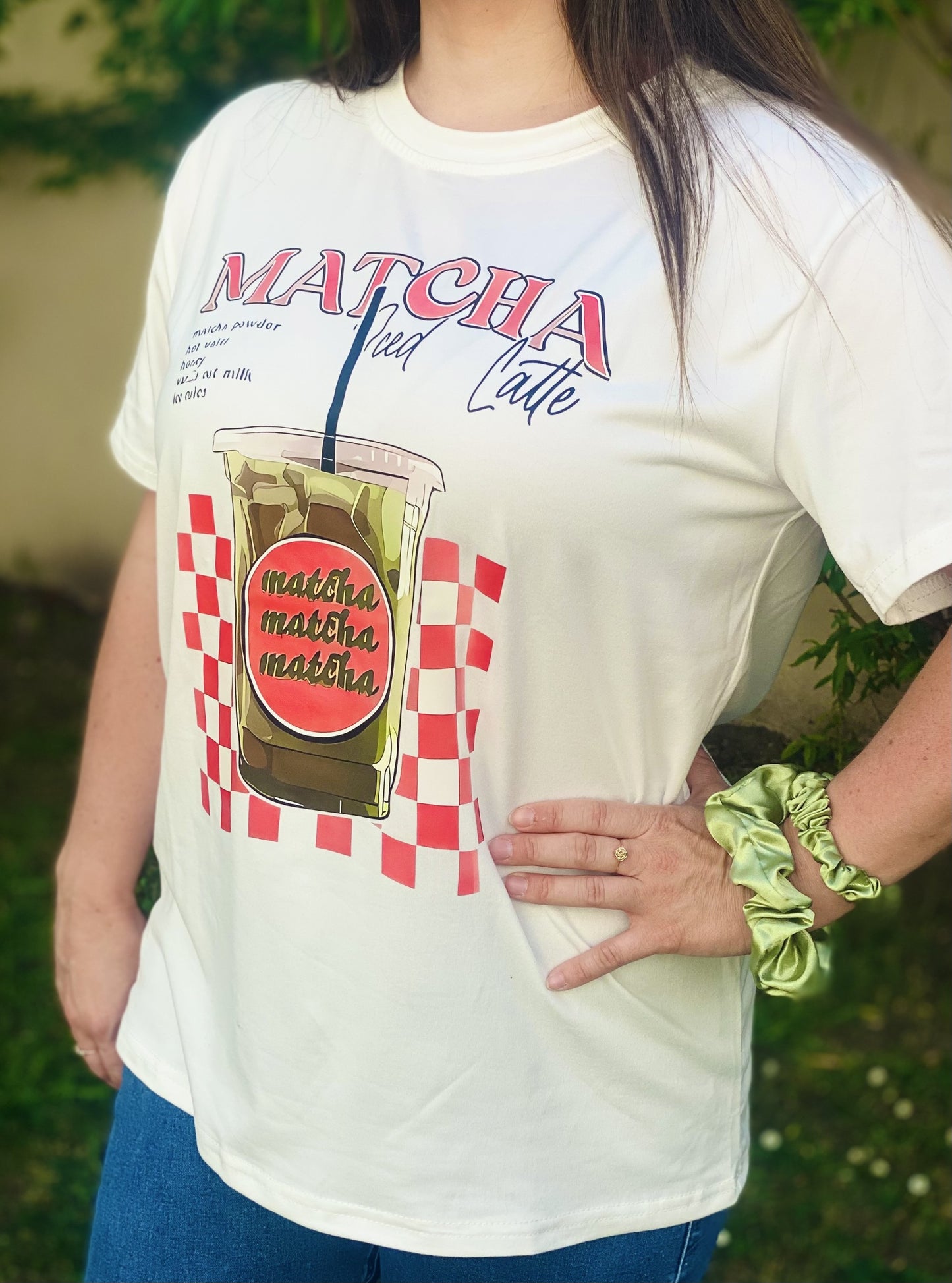 T-shirt blanc “Matcha Iced Latte”  – Col rond