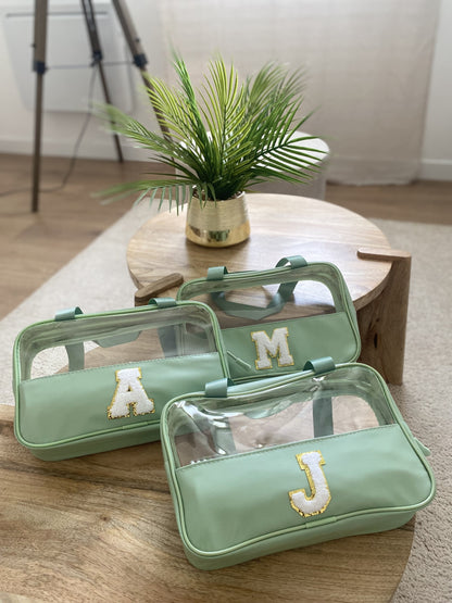 Trousse transparente personnalisée (Vert Matcha) – Lettre moumoute