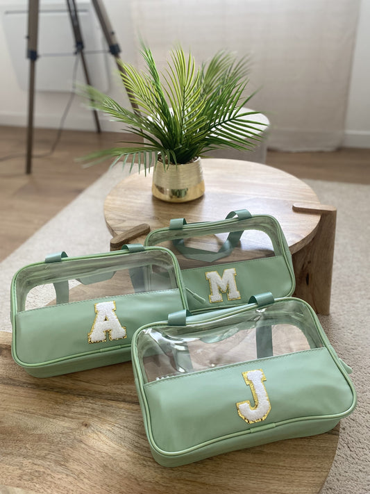 Trousse transparente personnalisée (Vert Matcha) – Lettre moumoute