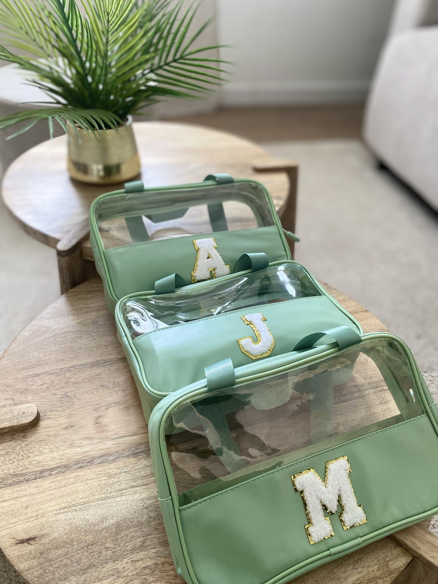 Trousse transparente personnalisée (Vert Matcha) – Lettre moumoute